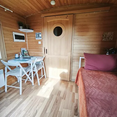 펜션 Roulotte Equipee - La Paquerie Le Louroux-Béconnais